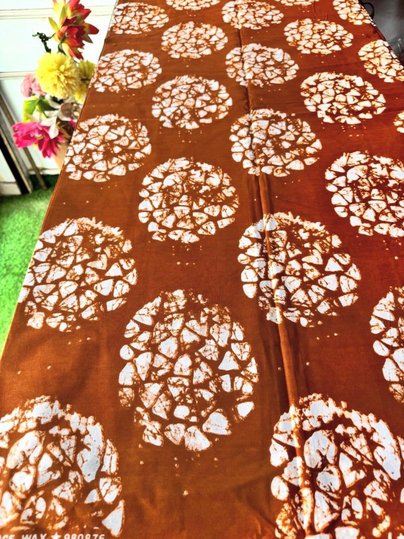 AMAZING GRACE 100%  coton WAX NIGERIAN de couleur  marron chocolat avec gros motifs circulaires effet batik cassé blanc , style afro chic et moderne  