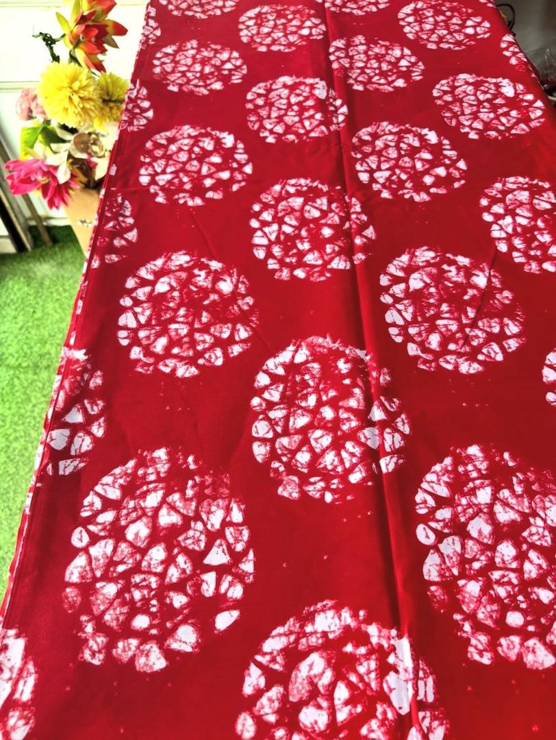 AMAZING GRACE 100%  coton WAX NIGERIAN de couleur rouge bordeaux profond avec gros motifs circulaires effet batik craquelé blanc rosé, style afro chic et moderne  