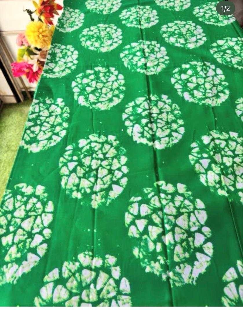 AMAZING GRACE 100%  coton WAX NIGERIAN de couleur vert émeraude profond avec gros motifs circulaires effet batik craquélé blanc , style afro chic et moderne  