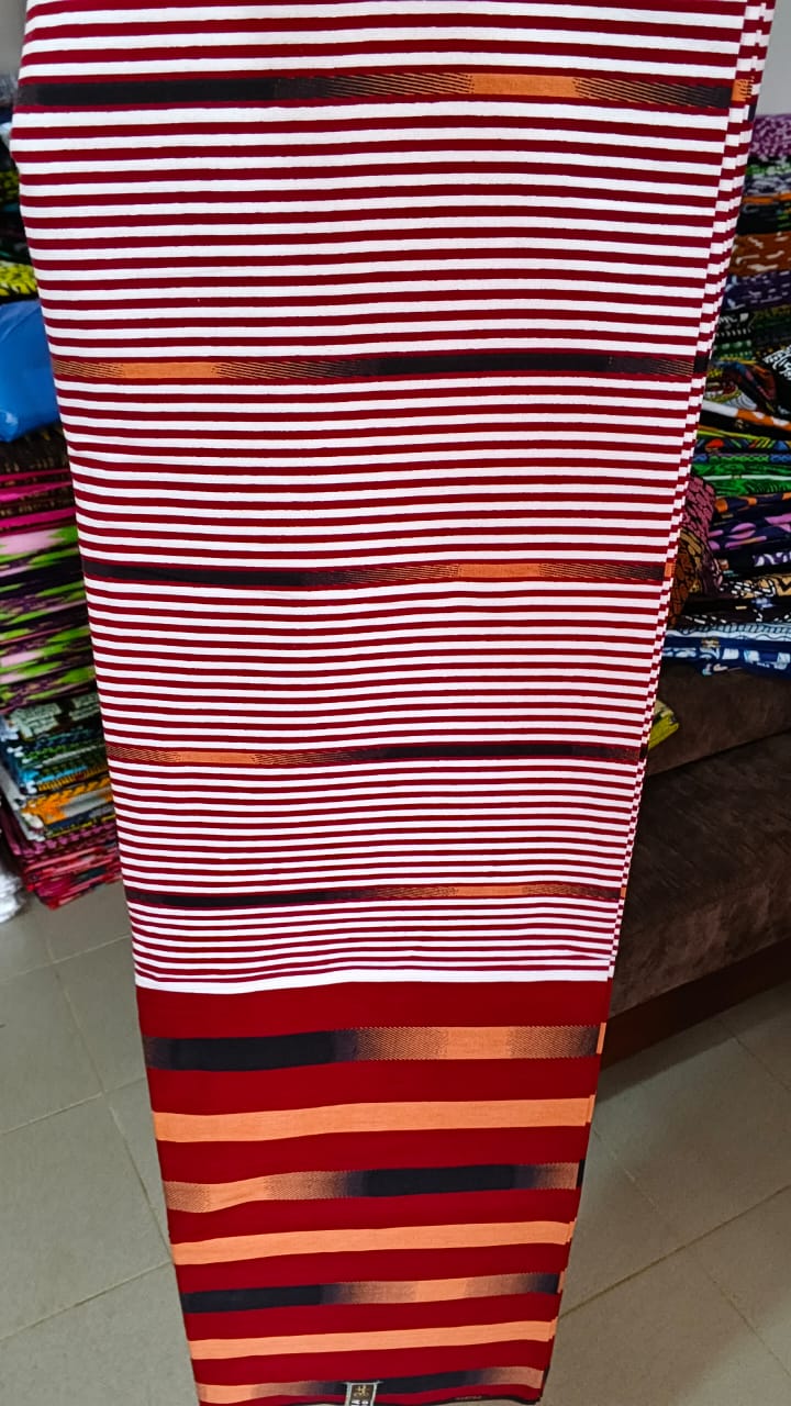 DIMA FASHION 100% NIGERIAN de couleur rouge bordeaux profond, blanc et cuivré avec fines rayures traditionnelles 