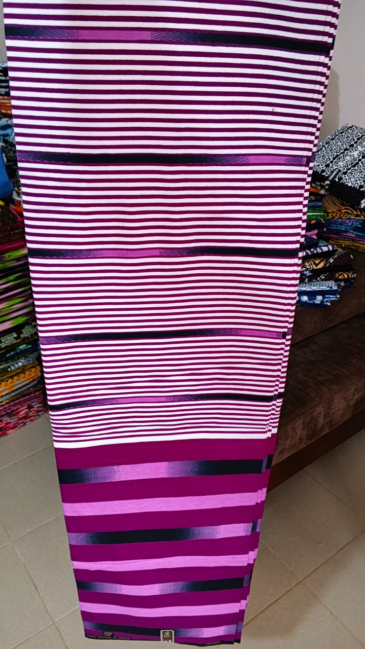 DIMA FASHION 100% NIGERIAN de couleur violet royal, lilas et blanc avec fines rayures traditionnelle 