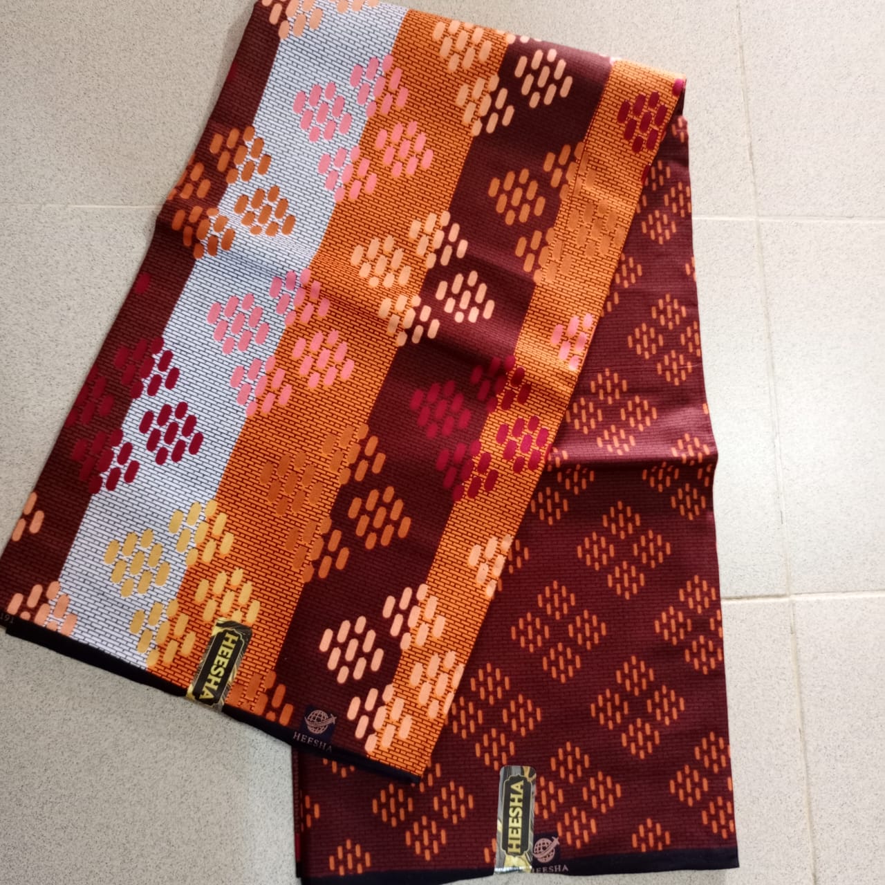 HEESHA 100%COTON WAX NIGERIAN de couleur bordeaux profond, orange cuivré, rose et blanc avec motifs diamants traditionnels
