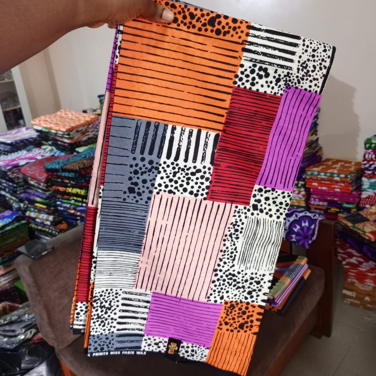 MISS PARIS 100% COTON WAX NIGERIAN de couleur orange, violet, bordeaux, noir et blanc  avec motifs rayures et pois patches 