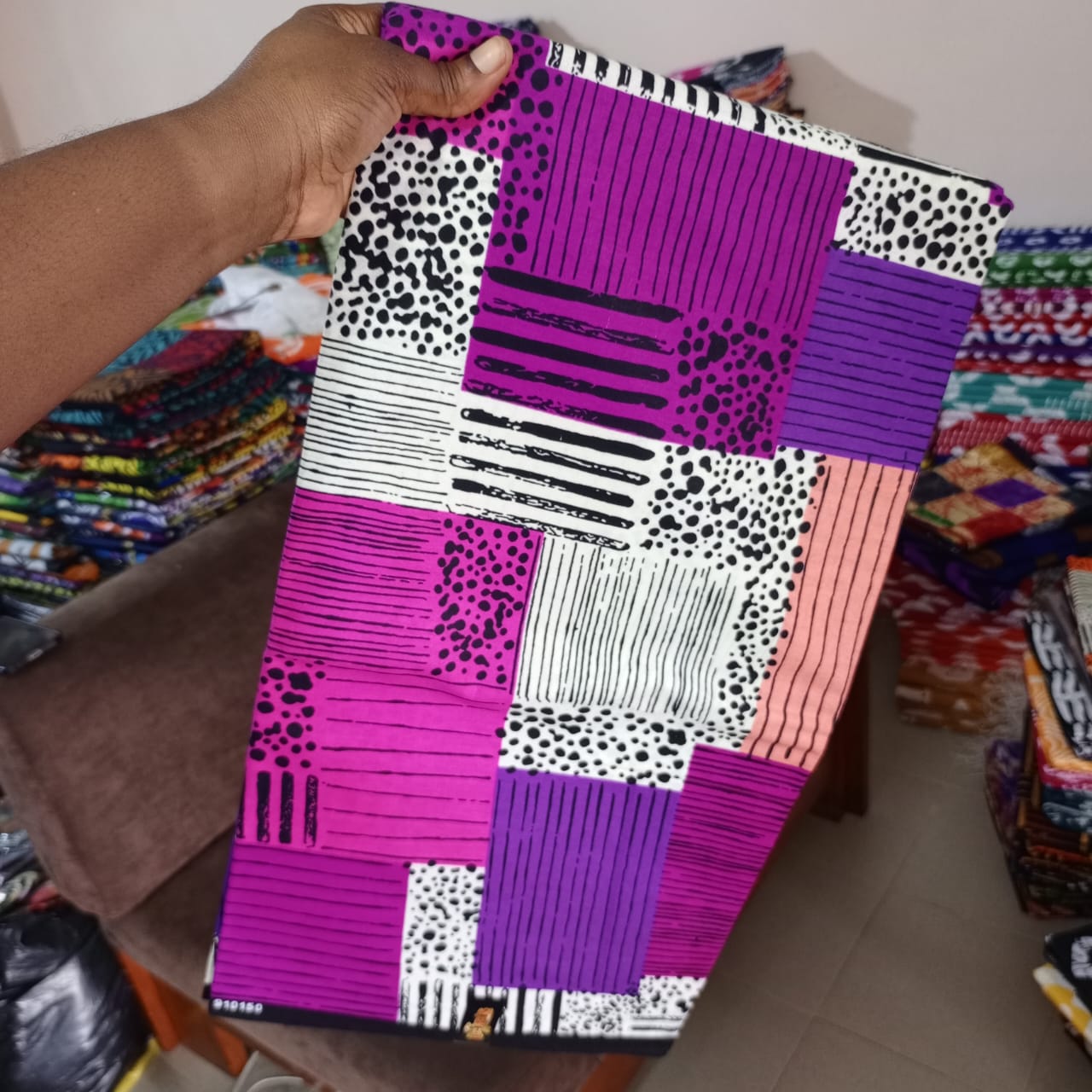 MISS PARIS 100% COTON WAX NIGERIAN de couleur violet, fuchsia, rose pêche et noir / blanc avec motifs rayures et pois patches 