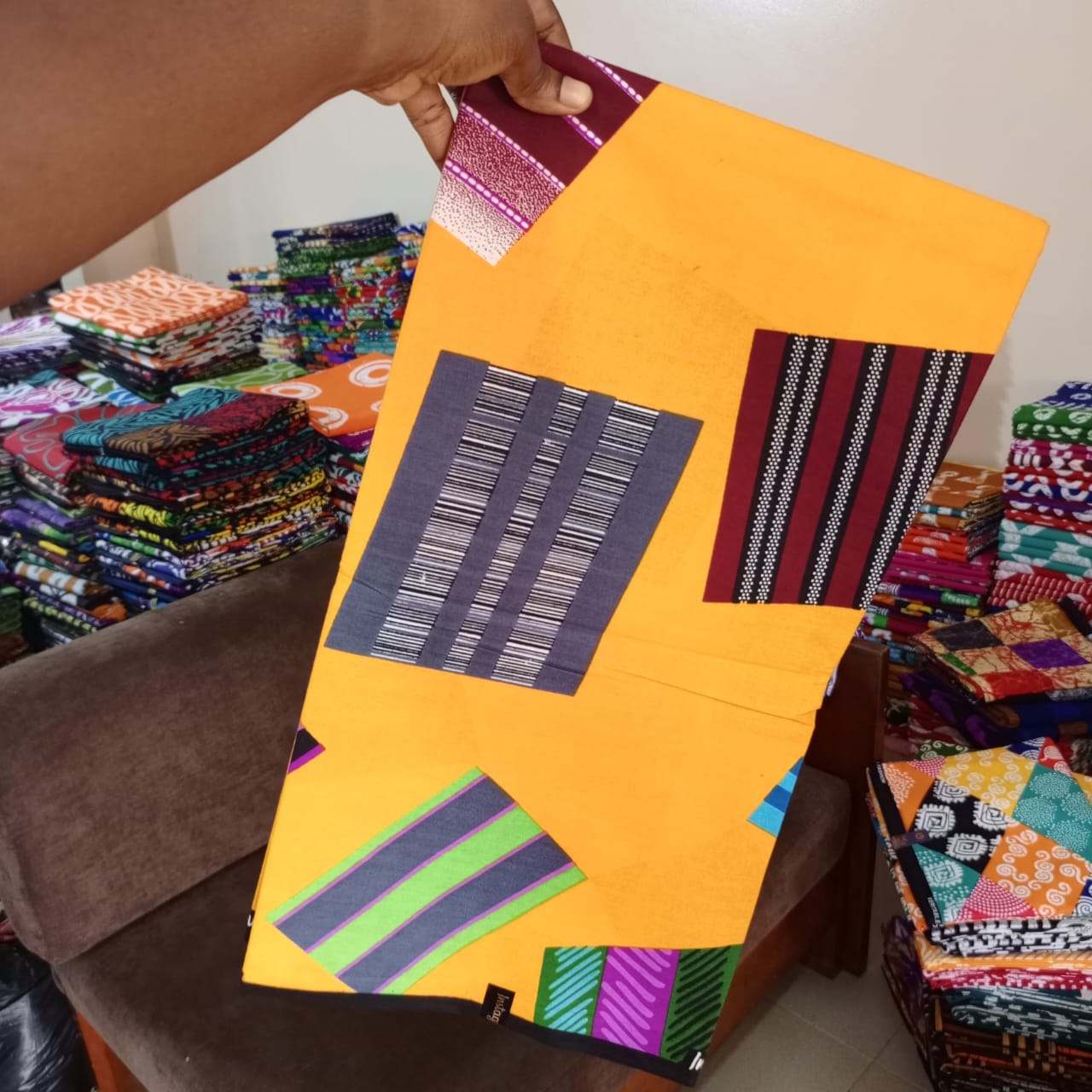 INTAGRAM FASHION WAX 100% COTON WAX NIGERIAN avec un fond jaune moutarde avec patch kente bordeaux, violet, bleu indigo, vert lime à motif tissé à motif traditionnel