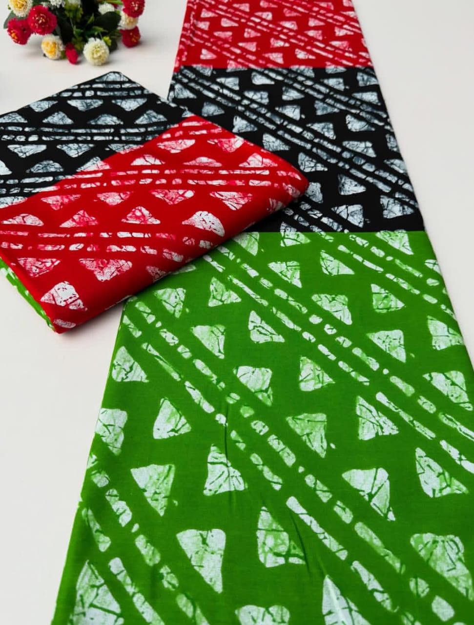 INDIGO RETRO DESIGNS 100% COTON WAX NIGERIAN - tricolore rouge bordeaux, noir, vert forêt à motif Adire triangle craquelé