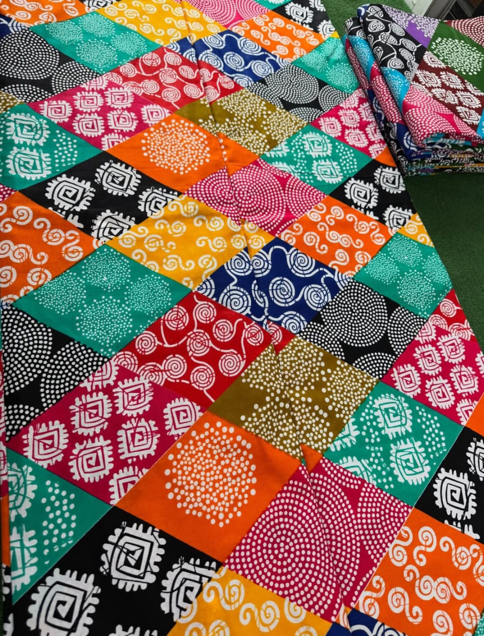 GOOGLE FASHION 100% COTON WAX NIGERIAN patchwork  losange multicolore orange, vert émeraude, rouge, jaune, noir, bleu à motif adire variés spiral, carré, point  