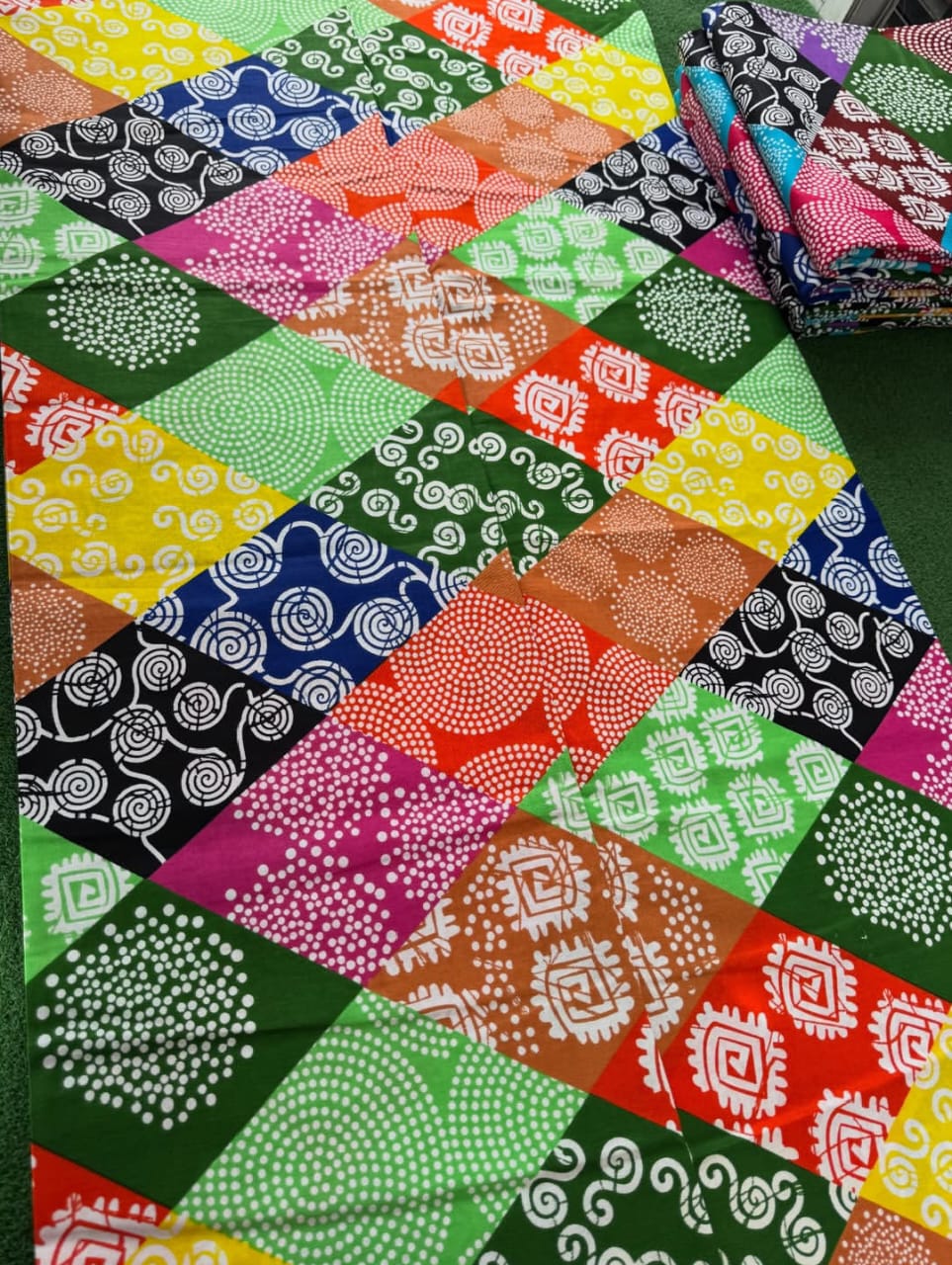 GOOGLE FASHION 100% COTON WAX NIGERIAN patchwork  losange multicolore vert gazon, jaune citron, bleu marine, rouge vif, rose fuchsia, marron à motif adire variés spiral, carré, points  