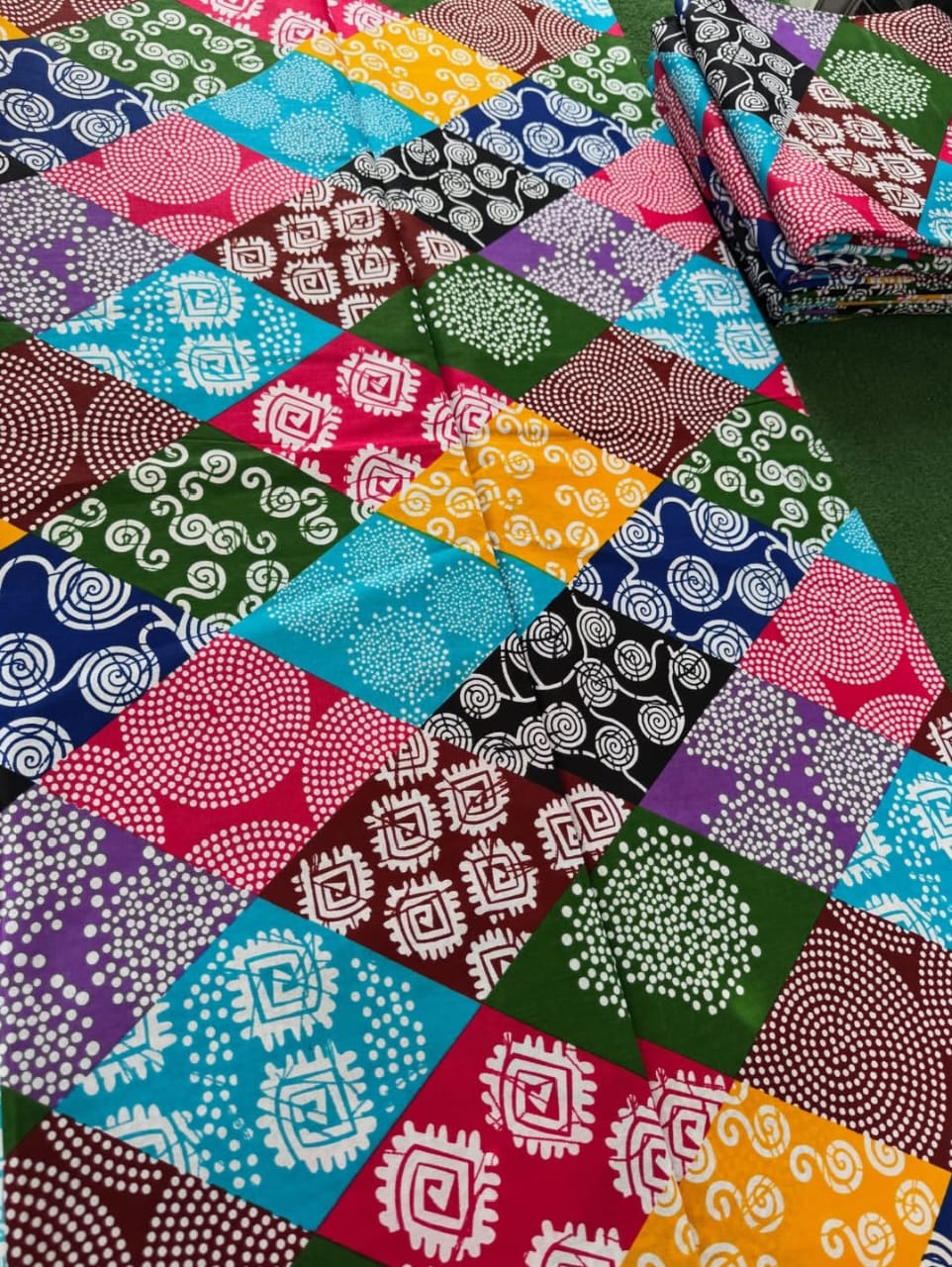 GOOGLE FASHION 100% COTON WAX NIGERIAN patchwork  losange multicolore turquoise, fuchsia, jaune doré, bleu marine, bordeaux, vert forêt à motif adire variés spiral, carré, points  