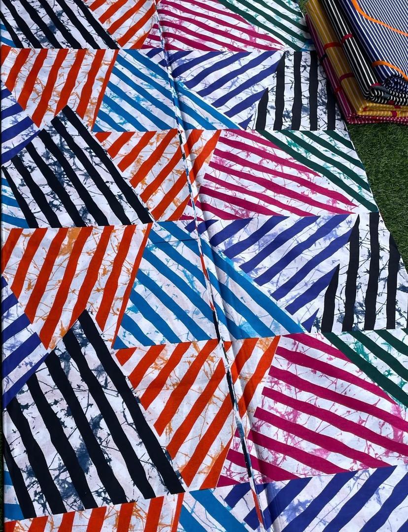 MISS PARIS 100% COTON WAX NIGERIAN patchwork rayé multicolor bleu indigo, rouge brique, bordeaux, noir, orange, turquoise sur fond blanc  à motif rayuures adire