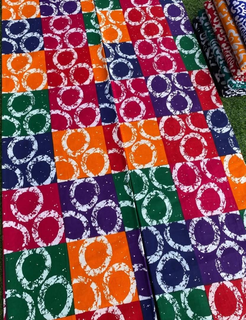 VIVO AFRIQUE 100% COTON WAX NIGERIAN patchwork carré cercles multicolore orange, bordeaux, vert forêt, bleu marine, violet sur fond blanc à motif cercles adires 