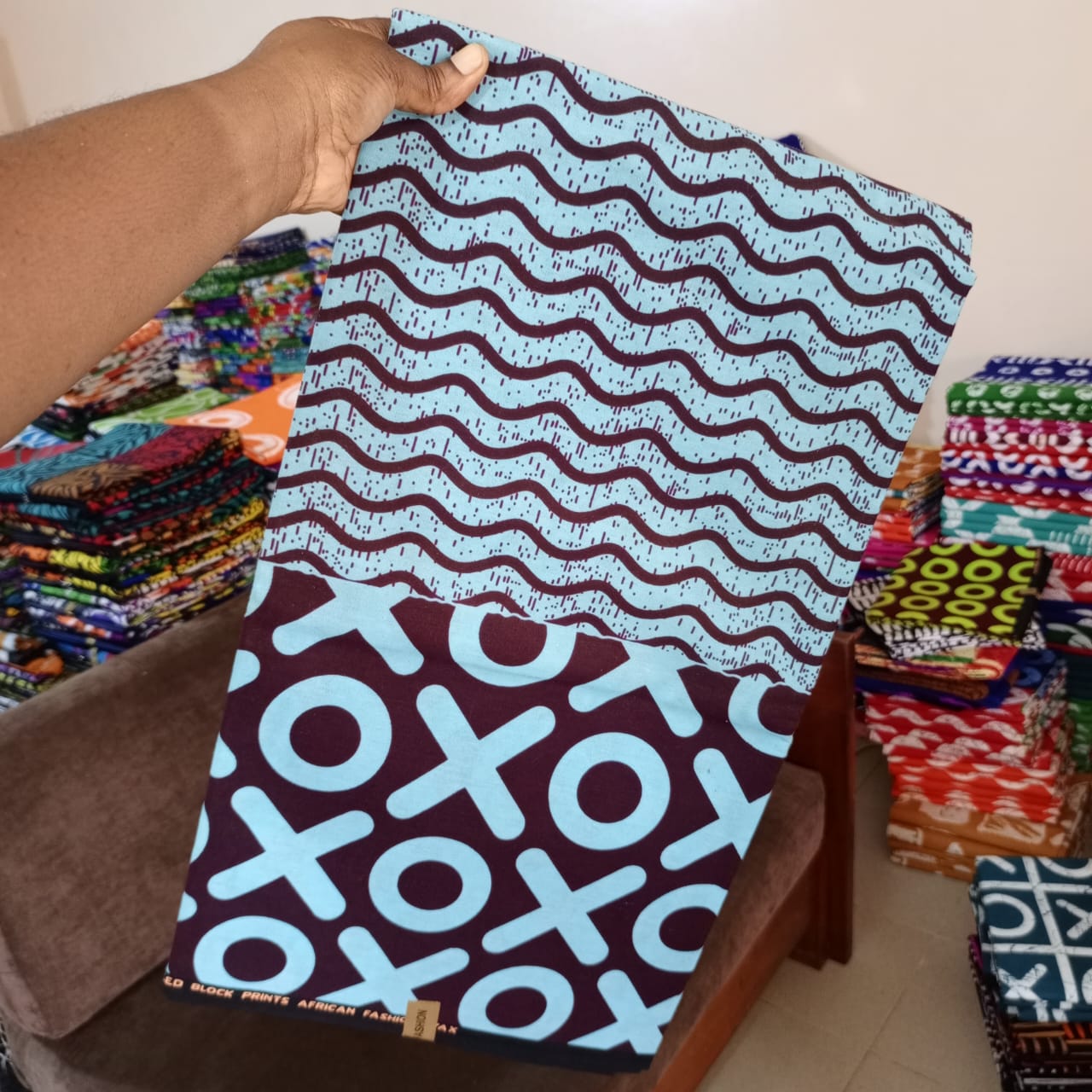 AFRICA FASHION 100% COTON WAX NIGERIAN batik bleu ciel et noir à motif vagues et lettres XO