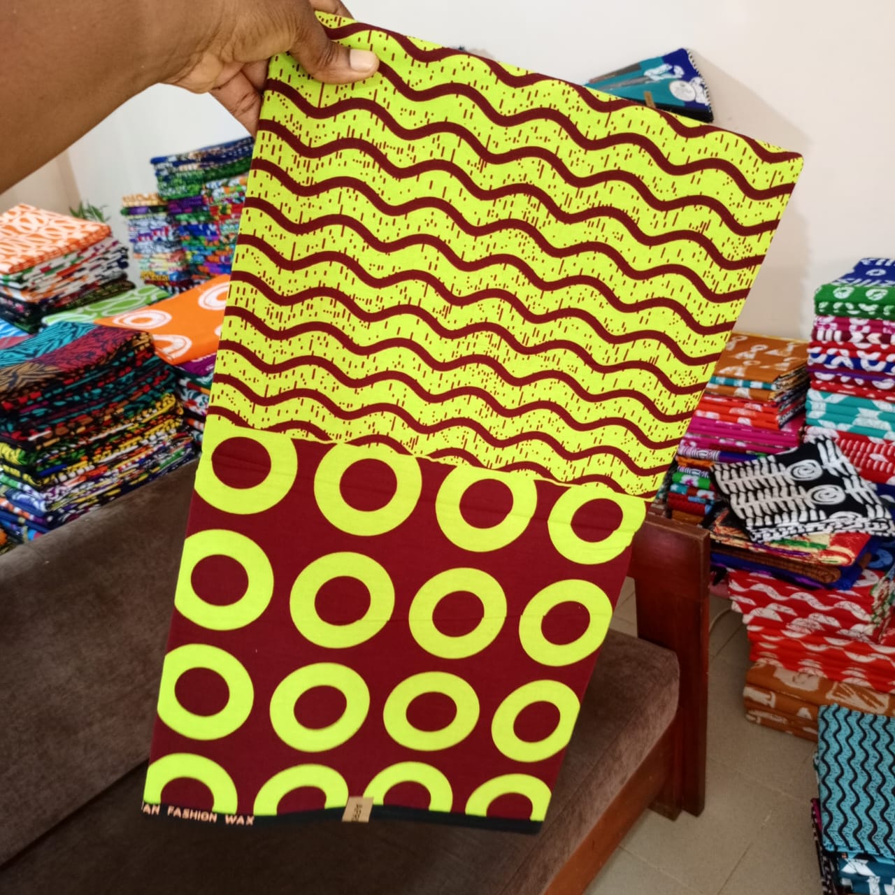 AFRICA FASHION 100% COTON WAX NIGERIAN batik jaune citron et marron à motif vagues et cercles