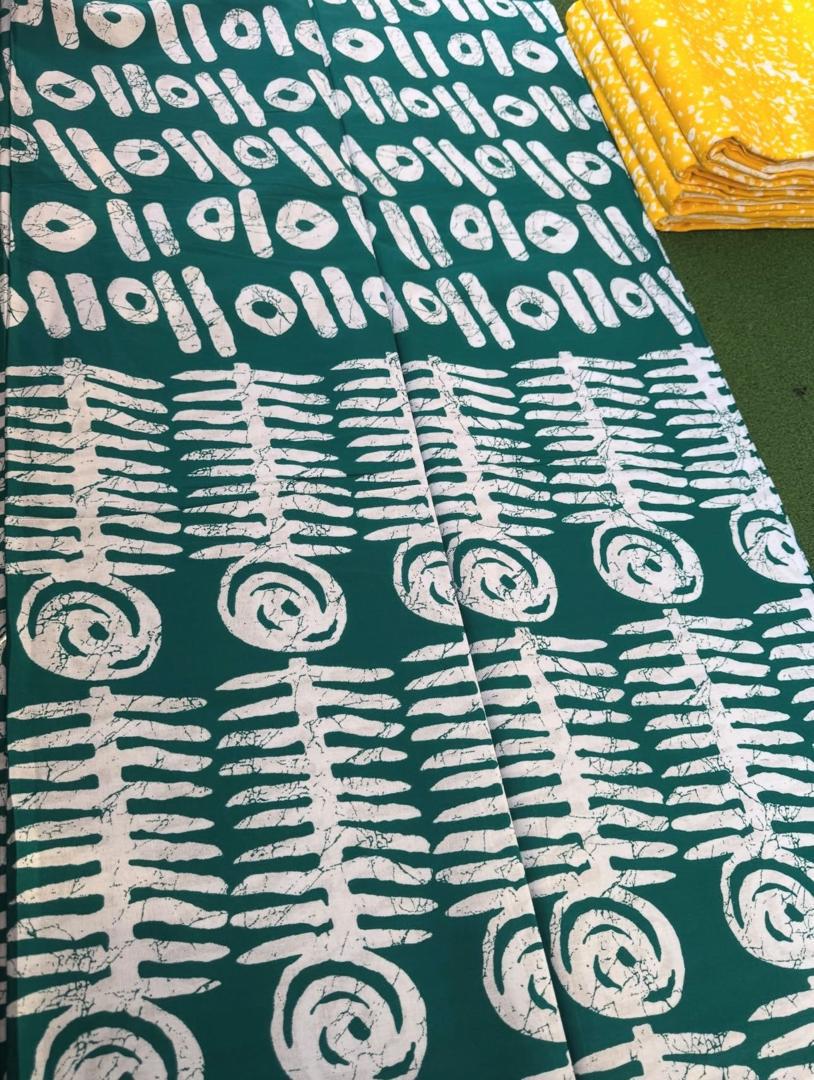 SAVANNAH 100% COTON WAX NIGERIAN batik vert foncé et blanc à motif feuilles stylisées et formes abstraites 