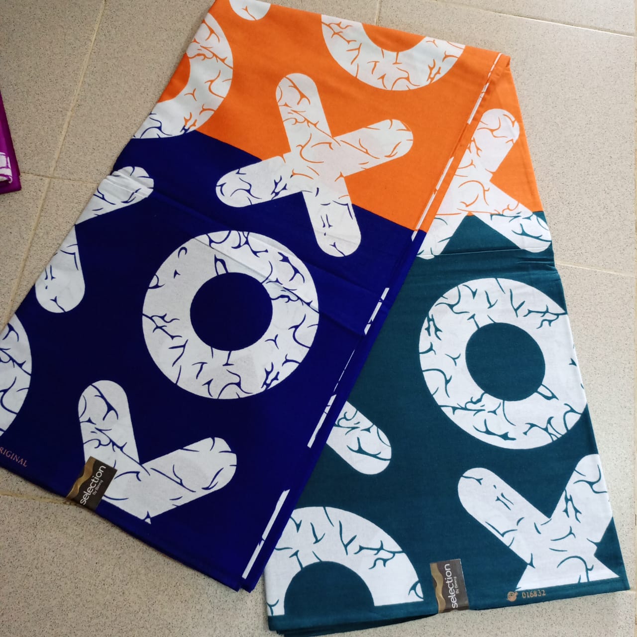 SELECTION BY BIMRAJ 100% COTON WAX NIGERIAN batik orange, bleu nuit et vert pétrole à motif lettres XO géantes blanches 