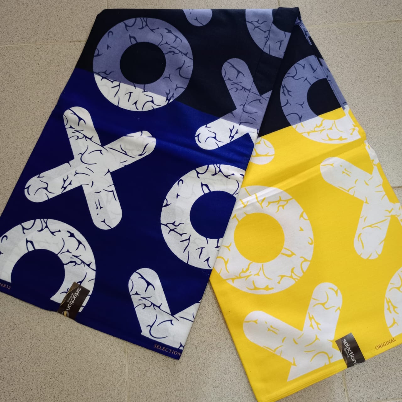 SELECTION BY BIMRAJ 100% COTON WAX NIGERIAN 100% COTON WAX NIGERIAN batik noir, bleu nuit et jaune vif à motif lettres XO géantes blanches et lavande 