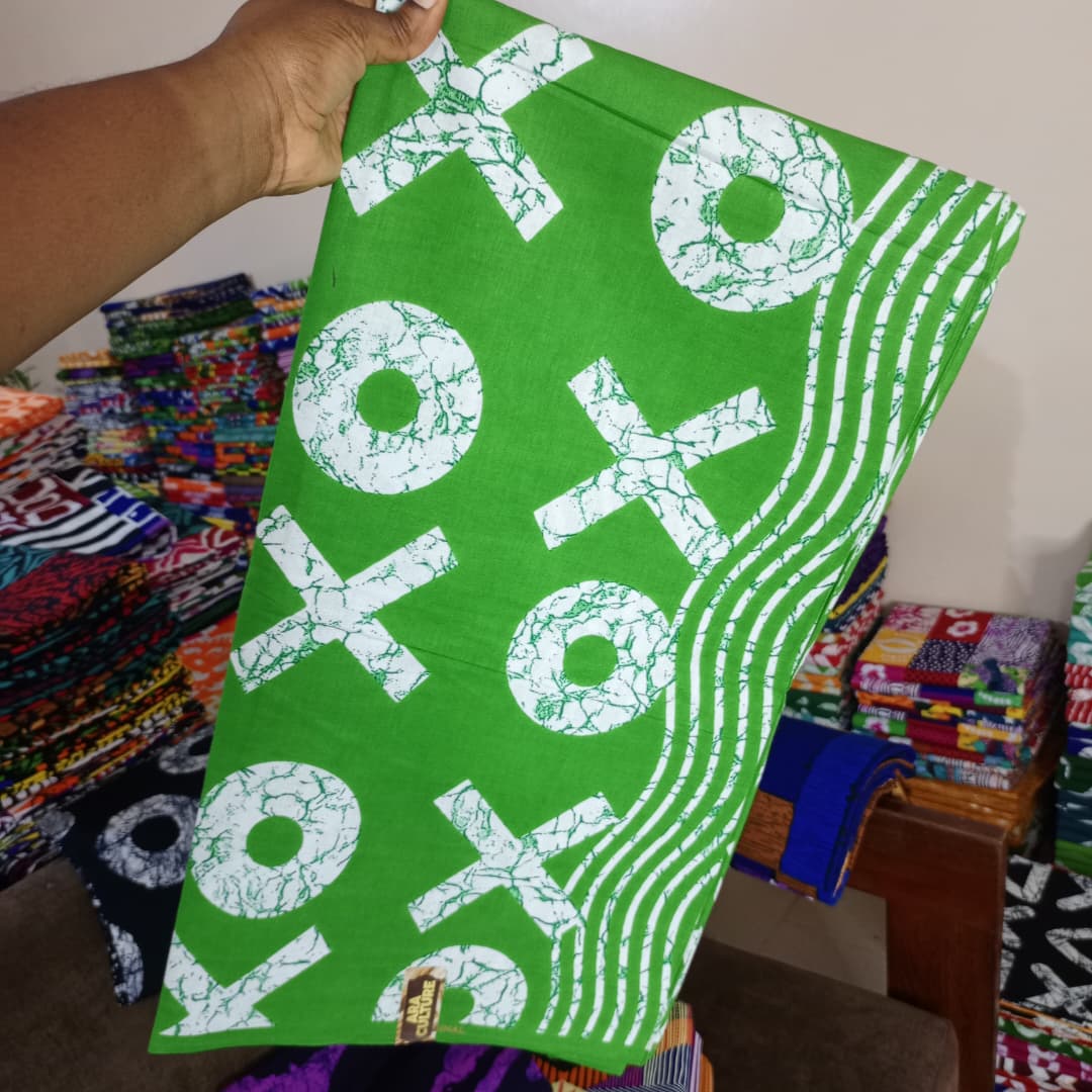 ARA CULTURES 100% COTON WAX NIGERIAN batik vert vif à motif lettres XO géantes et rayures vagues blanches  