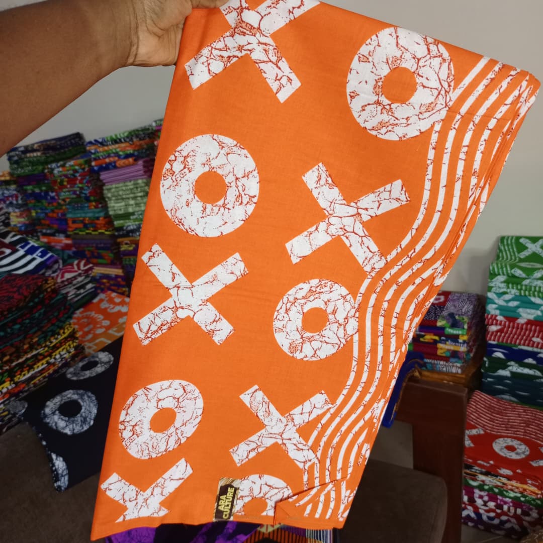 ARA CULTURES 100% COTON WAX NIGERIAN batik  orange vif à motif lettres XO géantes et rayures vagues blanches 