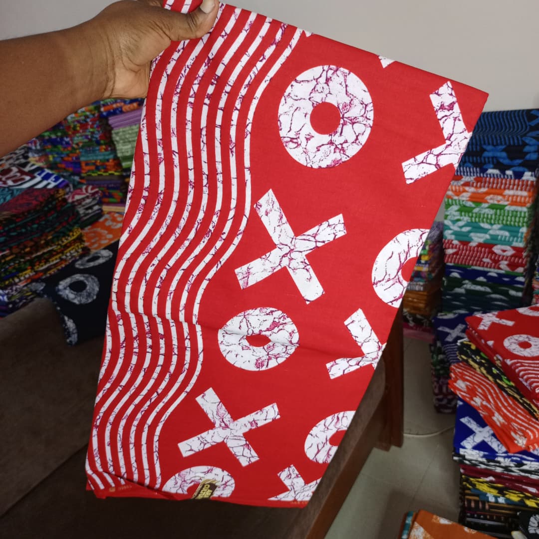 ARA CULTURES 100% COTON WAX NIGERIAN batik rouge vif à motif lettres XO géantes et rayures vagues blanches  
