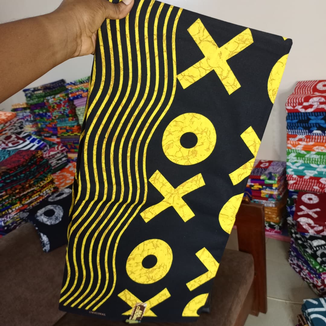 ARA CULTURES 100% COTON WAX NIGERIAN batik noir et jaune vif à motif lettres XO géantes et rayures vagues jaune  