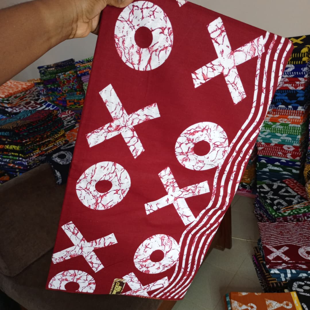 ARA CULTURES 100% COTON WAX NIGERIAN batik bordeaux à motif lettres XO géantes et rayures vagues blanches  