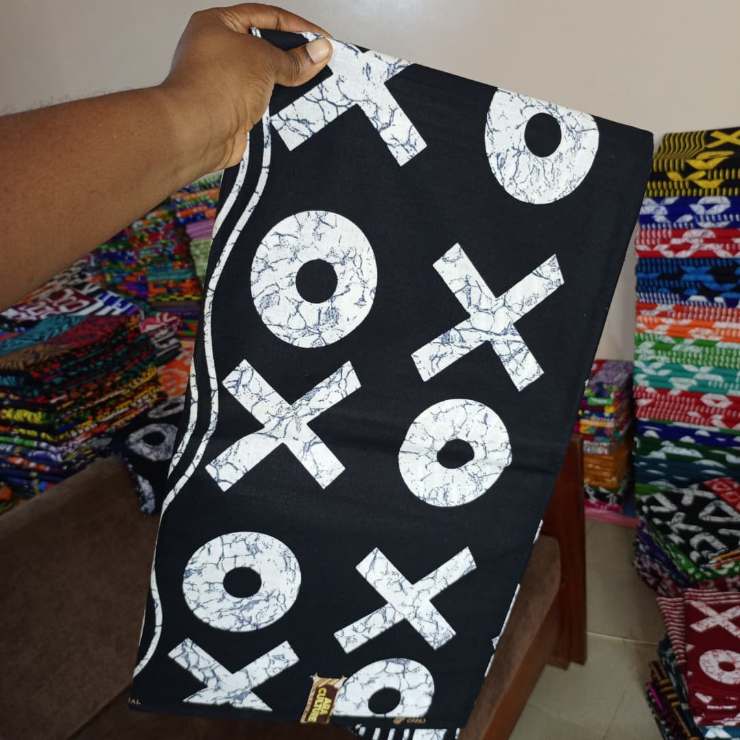ARA CULTURES 100% COTON WAX NIGERIAN batik noir et blanc à motif lettres XO géantes et rayures vagues blanches   