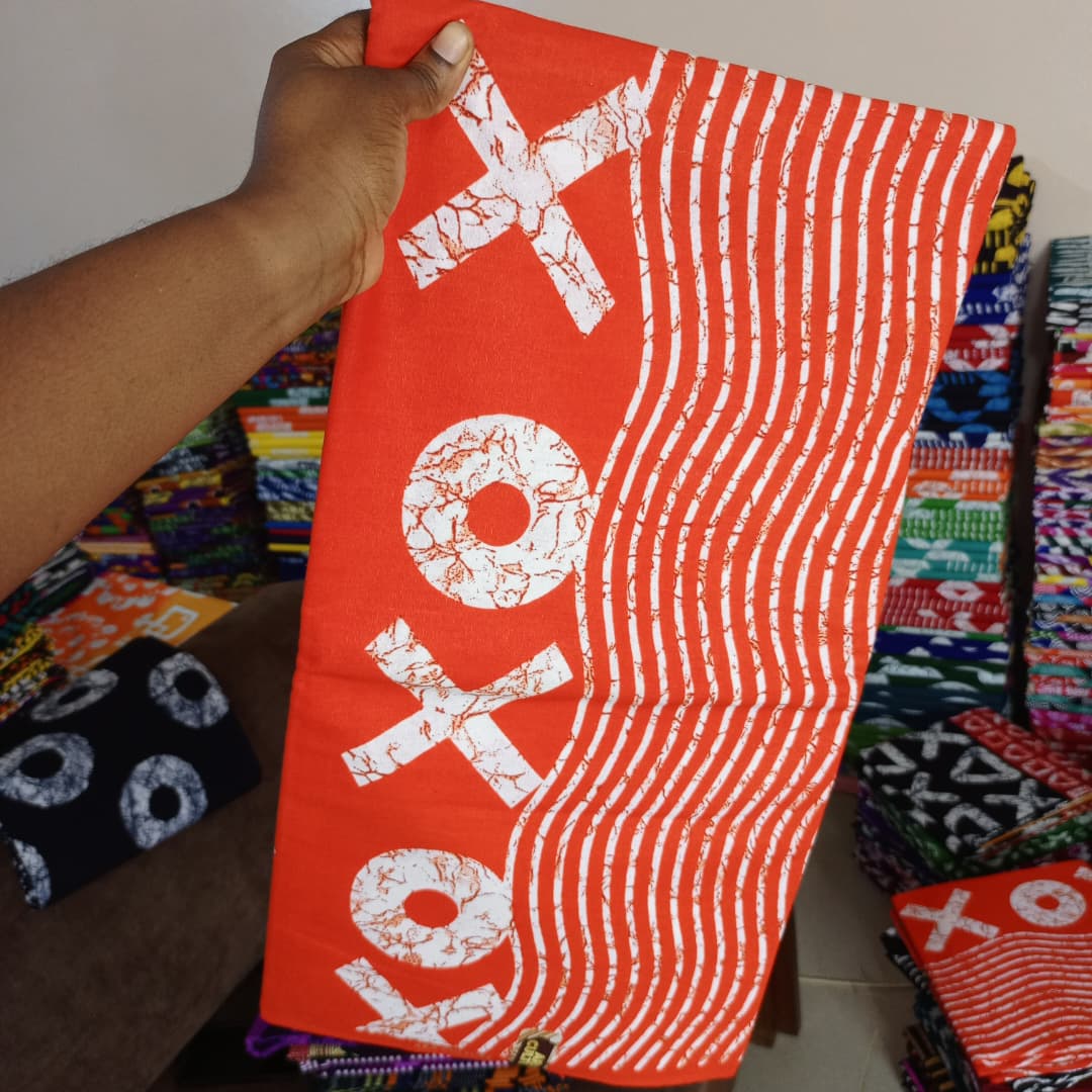 ARA CULTURES 100% COTON WAX NIGERIAN batik  orange vif à motif lettres XO géantes et rayures vagues blanches    