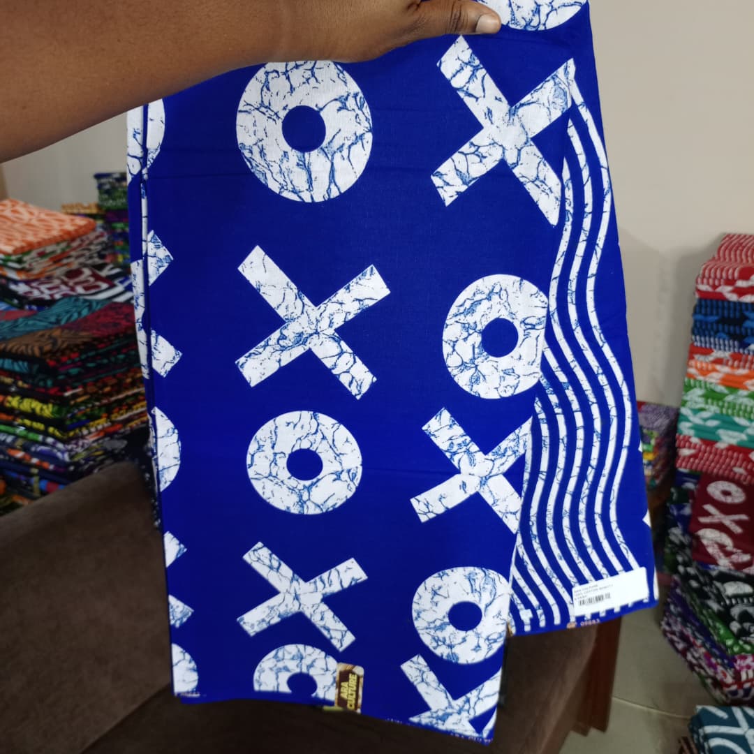 ARA CULTURES 100% COTON WAX NIGERIAN batik  bleu roi à motif lettres XO géantes et rayures vagues blanches     