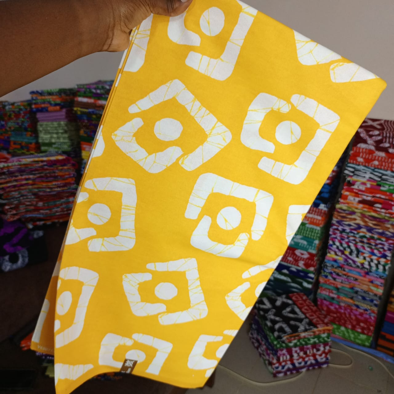 ORANGE DIVAS 100% COTON WAX NIGERIAN batik jaune blanc à motif géometriques carrés 