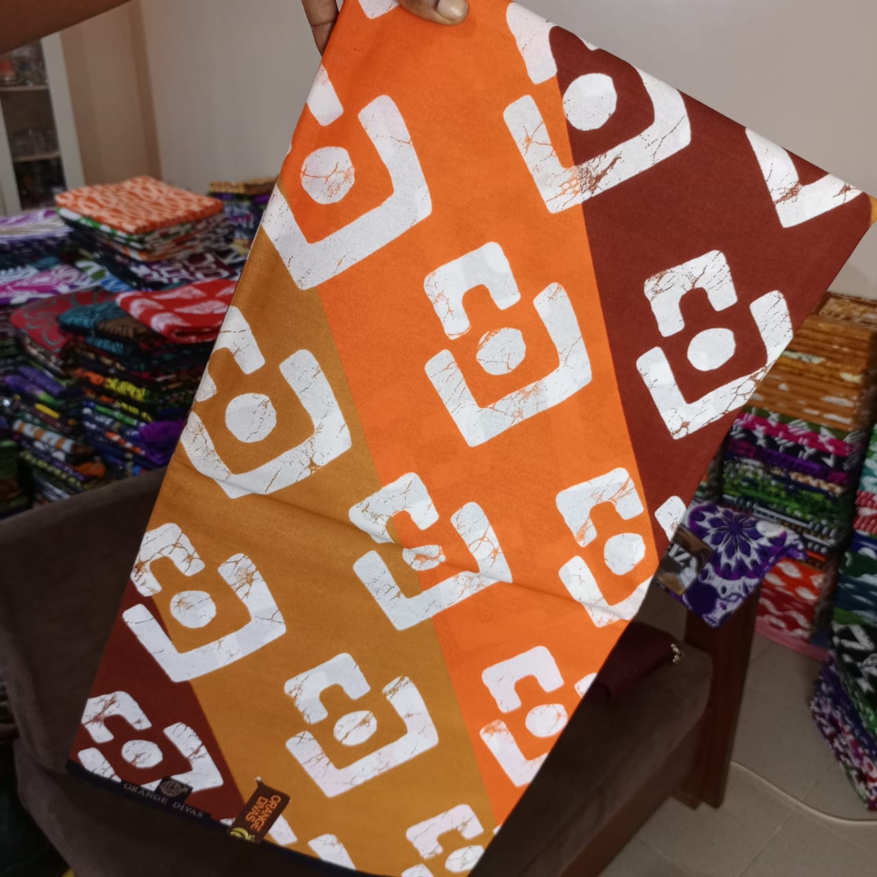 ORANGE DIVAS 100% COTON WAX NIGERIAN batik orange marron blanc  à motif géométriques carrés  