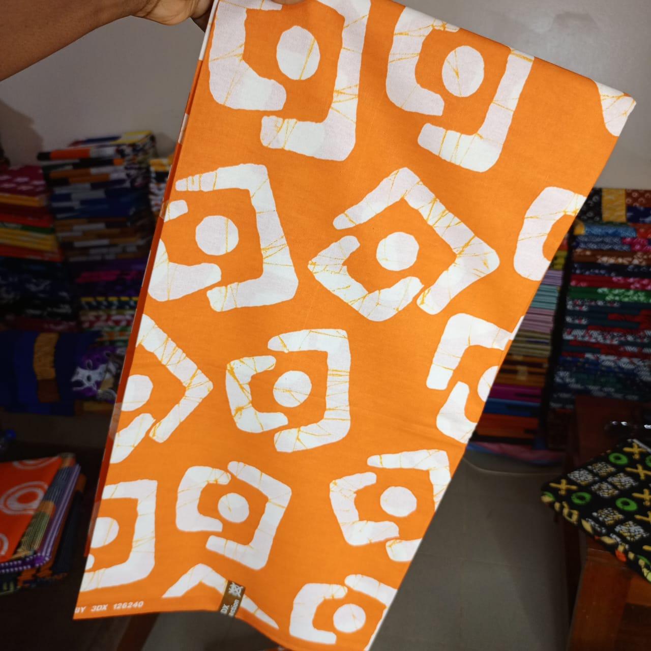 ORANGE DIVAS 100% COTON WAX NIGERIAN batik orange blanc à motif géométriques carrés  