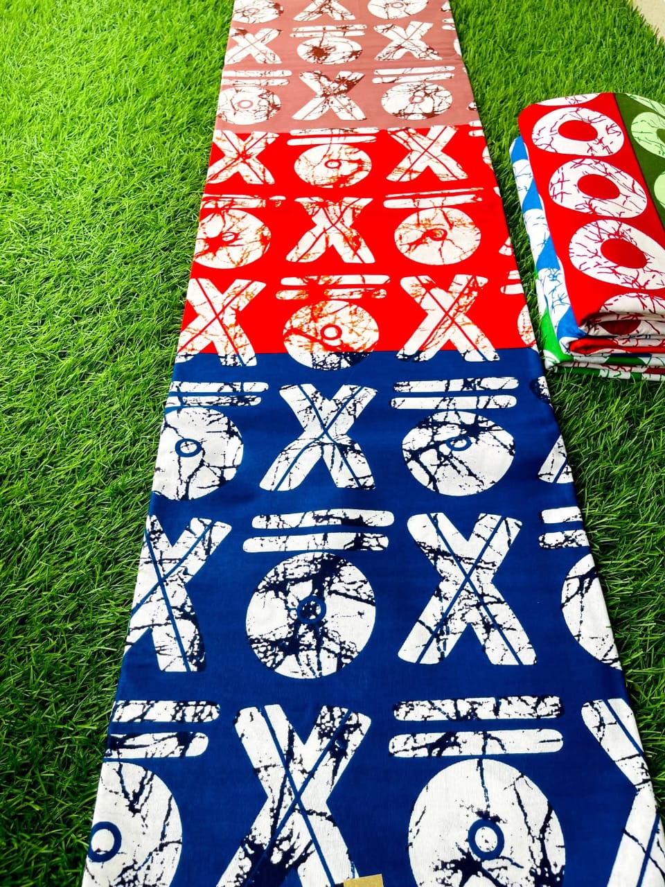 LEGEND 100% COTON WAX NIGERIAN batik symboles XO de couleurs  beige, rouge , bleu roi 