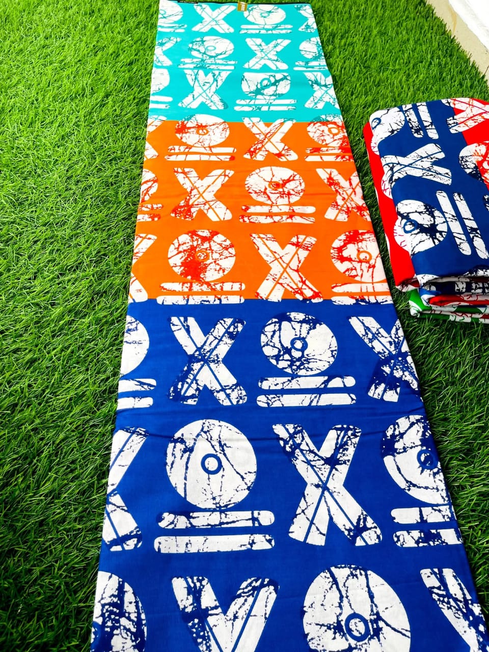 LEGEND 100% COTON WAX NIGERIAN batik symboles XO de couleurs turquoise, orange et bleu roi  
