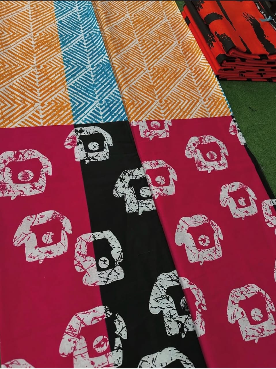 KANDY KRUSH 100% COTON WAX  NIGERIAN batik mixte chevrons symboles de couleurs orange  pêche, bleu ciel , rose vif et noir    