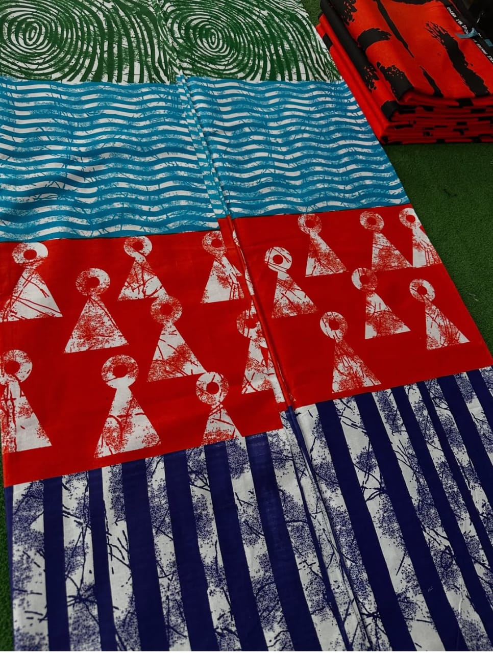 KANDY KRUSH 100% COTON WAX  NIGERIAN batik spiral vagues et personnage rayures de couleurs vert noir, bleu, rouge et blanc 