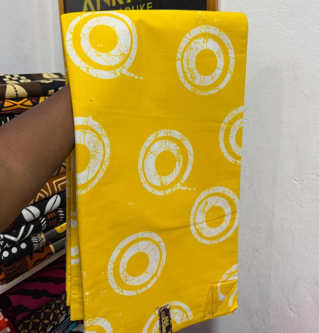 ARA CULTURE 100% COTON WAX NIGERIAN, batik target cercles unicolore de couleurs jaune moutarde et blanc  