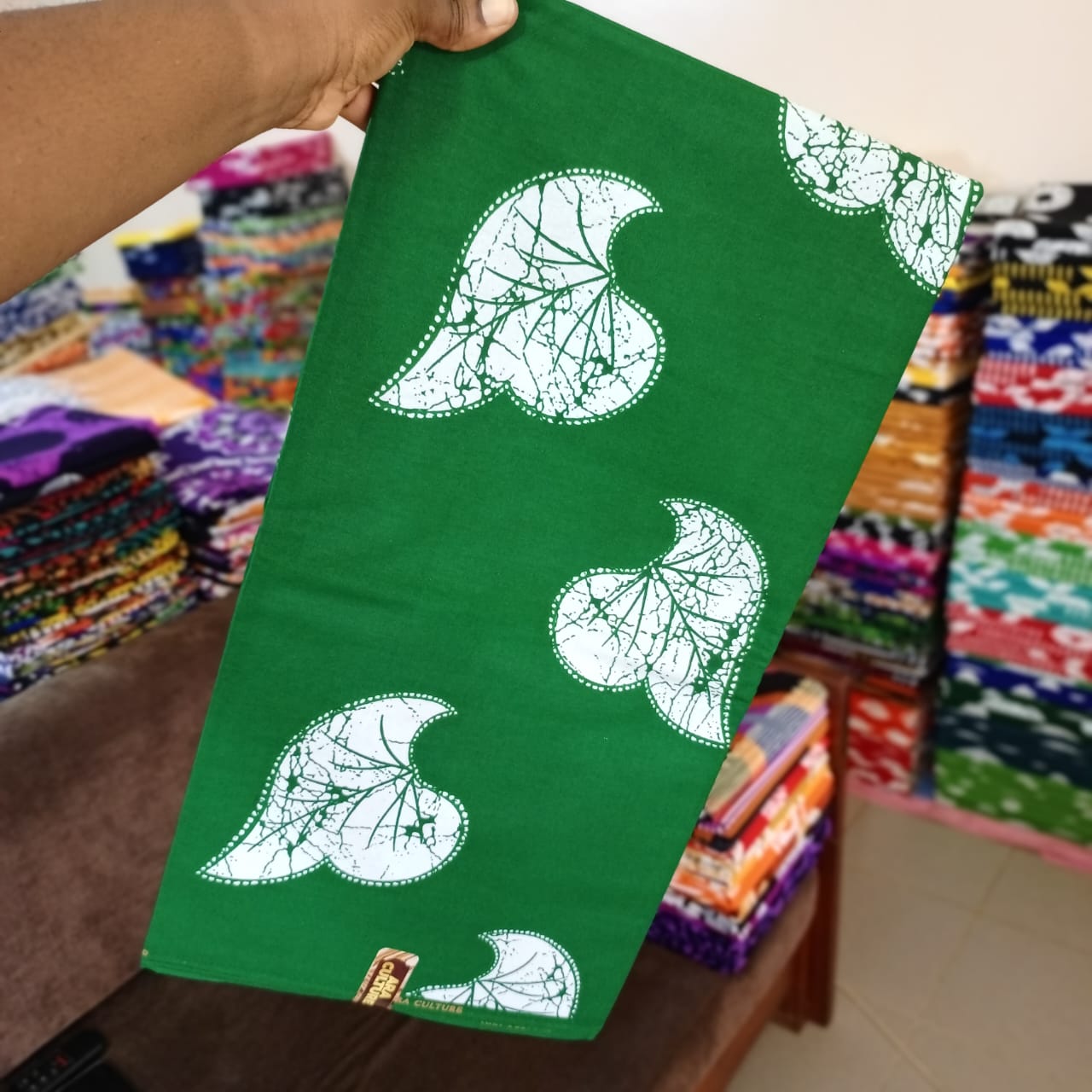 ARA CULTURE 100% COTON WAX NIGERIAN, batik feuille blanches de couleurs vert forêt et blanc  