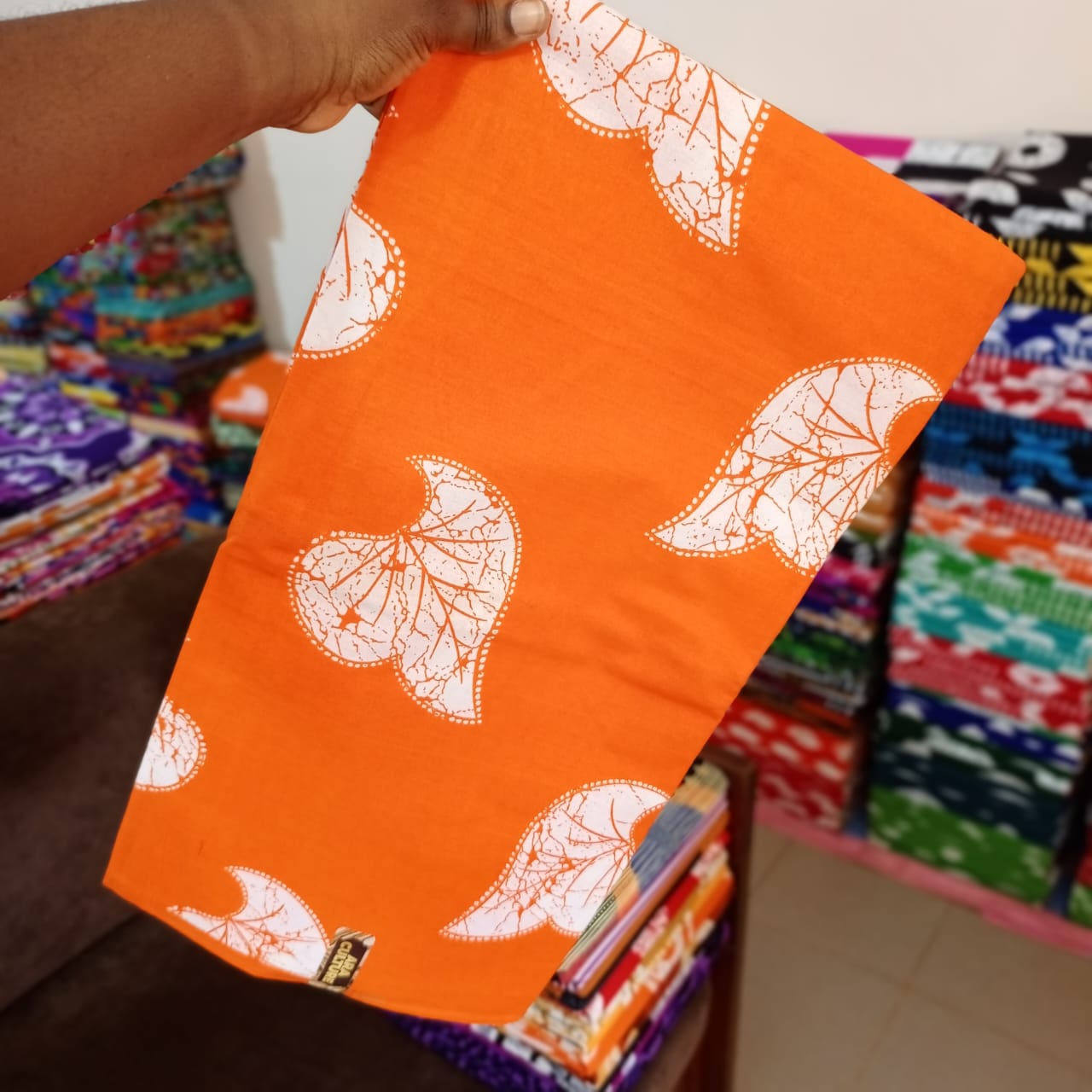ARA CULTURE 100% COTON WAX NIGERIAN, batik feuille blanches de couleurs oranges brûlé et blanc   