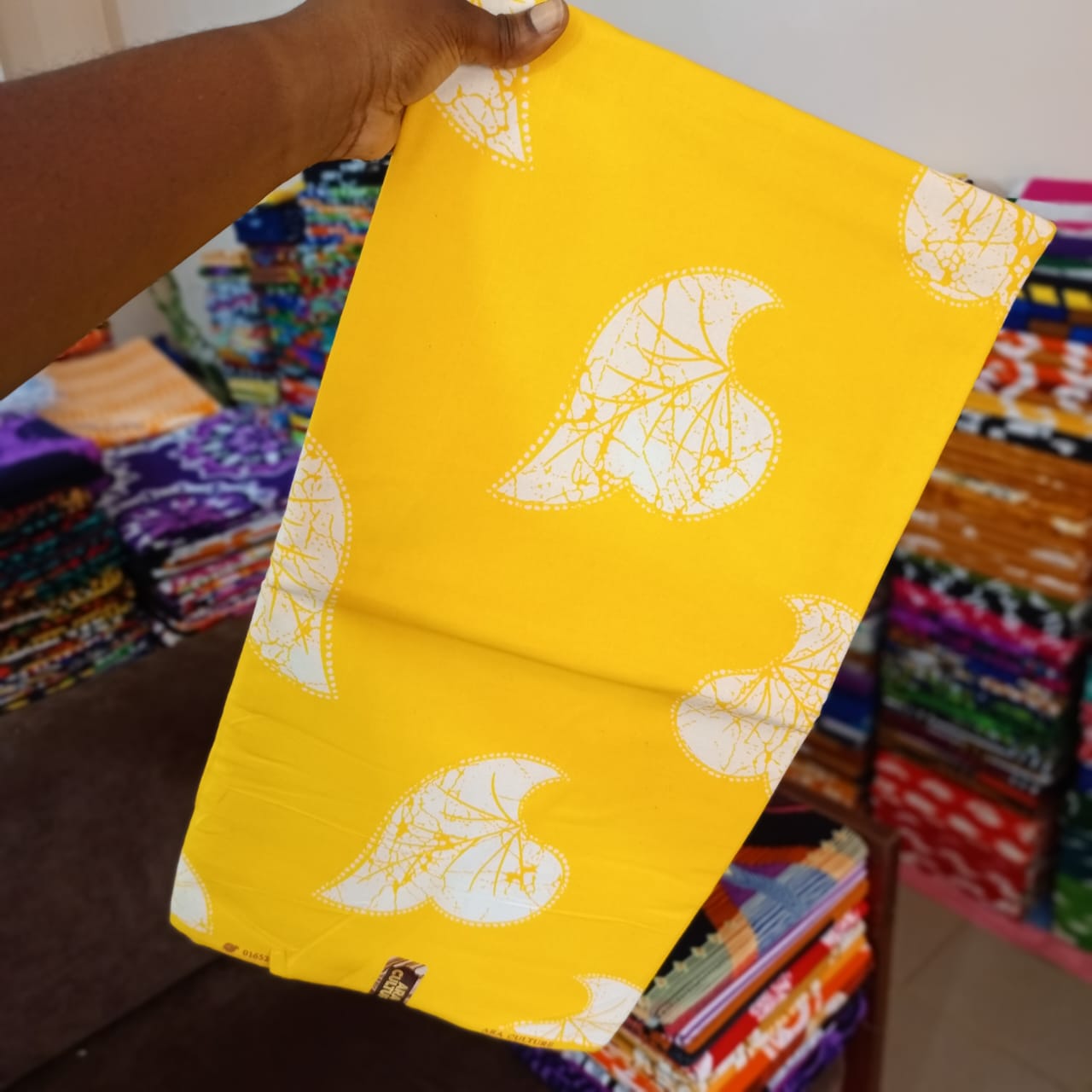 ARA CULTURE 100% COTON WAX NIGERIAN, batik feuille blanches de couleurs jaune vif et blanc   