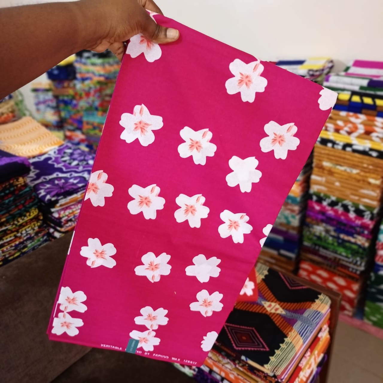 FAMOUS 100% COTON WAX NIGERIAN batik fleurs blanches de couleurs fuchsia, rose et blanc   