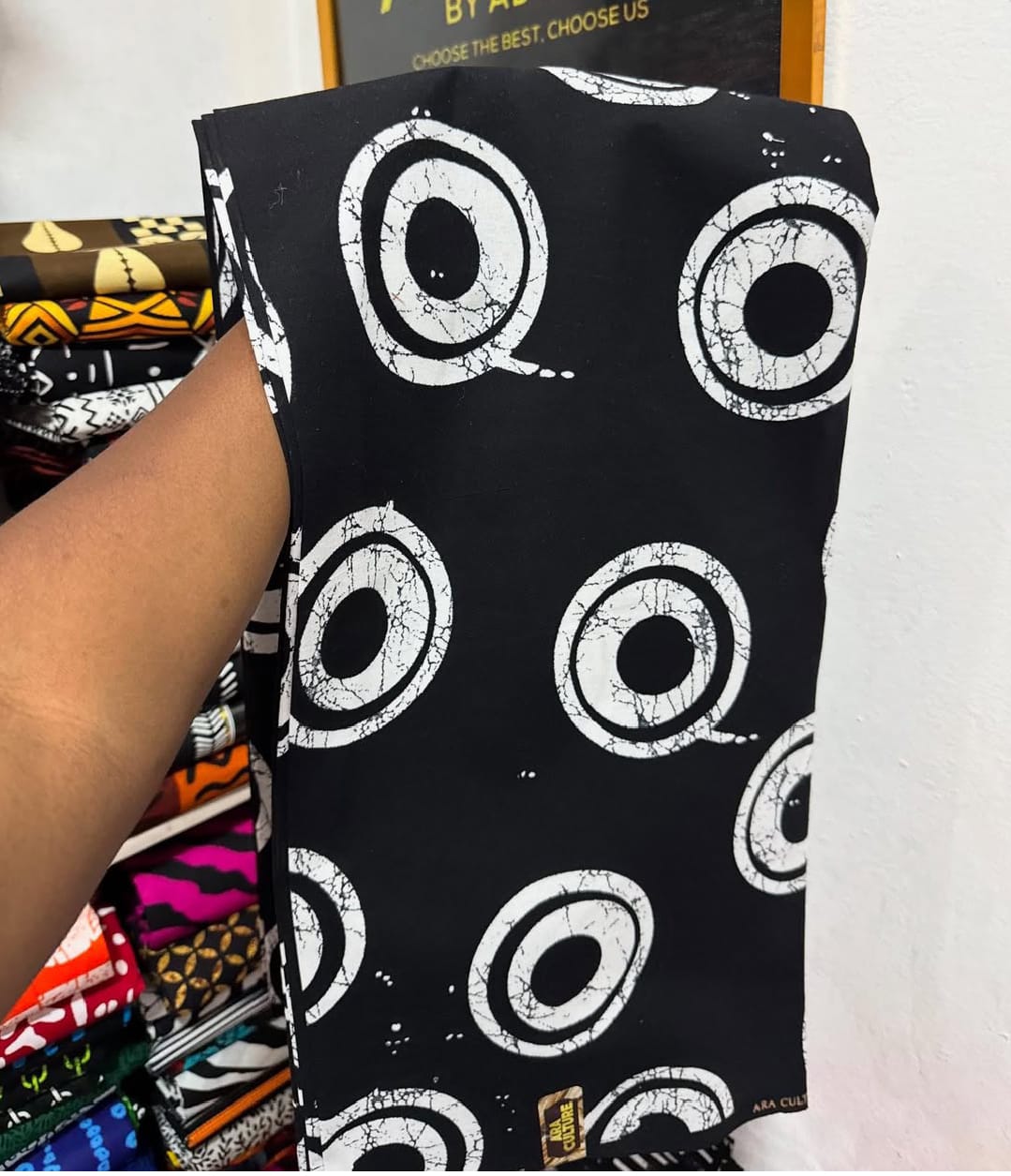 ARA CULTURE 100% COTON WAX NIGERIAN batik cercles blancs à motif Q de couleurs blanc et noir 