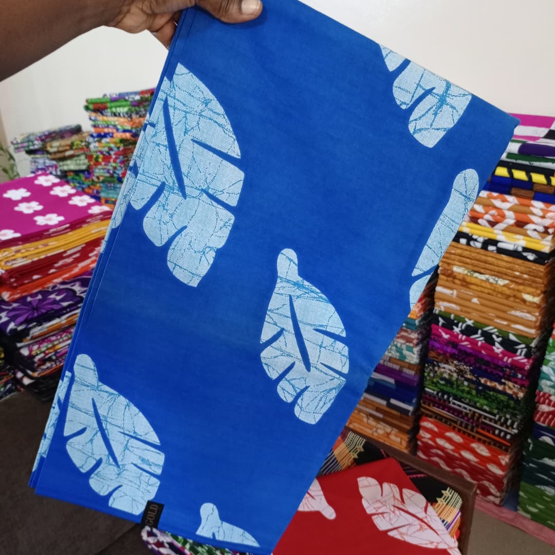 NORA GOLD 100% COTON WAX NIGERIAN batik grandes feuilles tropical de couleurs bleu roi et blanc 