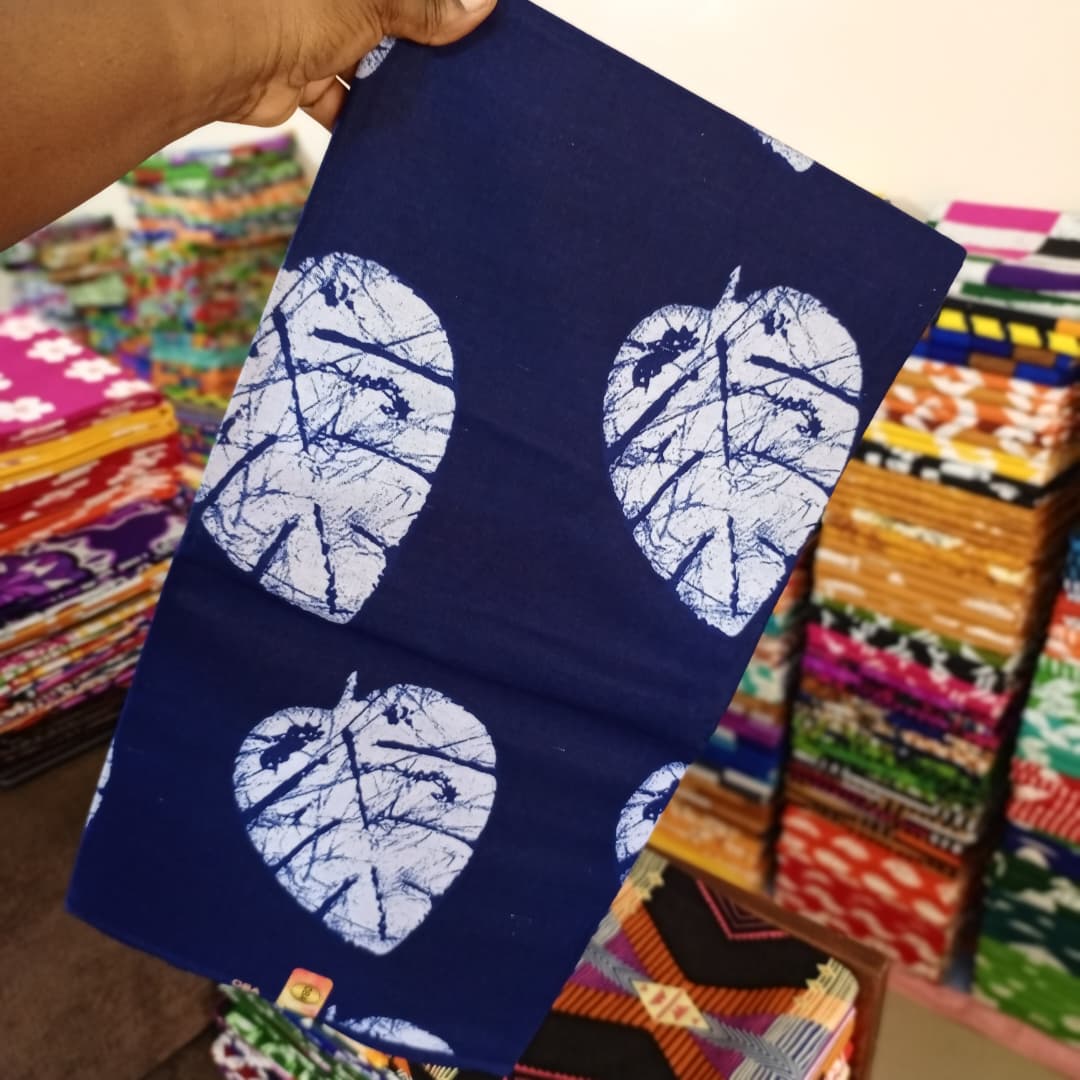 OBA CULTURE 100% COTON WAX NIGERIAN batik grandes feuilles tropicales  de couleurs bleu et blanc 