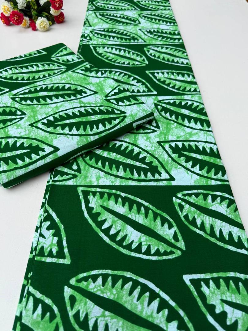 INDIGO RETRO DESIGNS 100% COTON WAX NIGERIAN batik feuille dentelée/ plume de couleurs vert foncé et vert clair