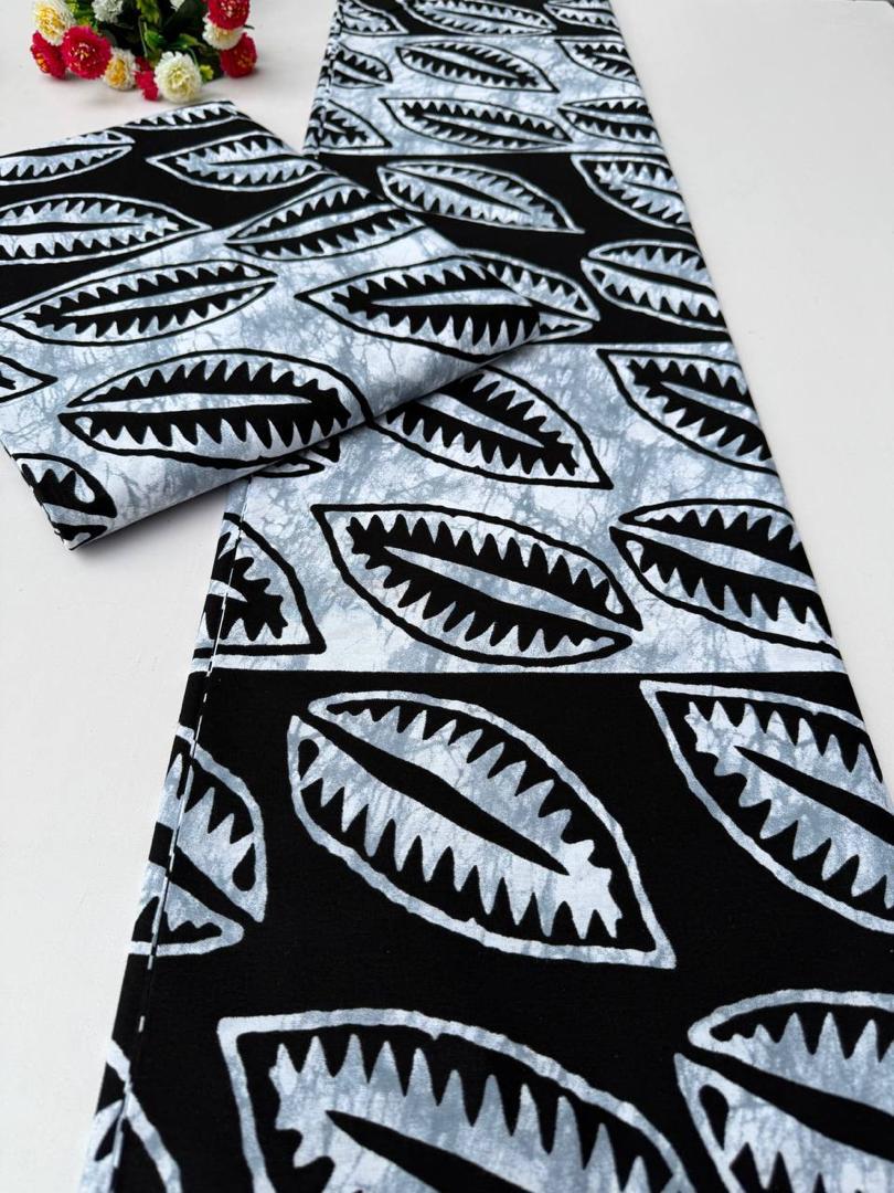 INDIGO RETRO DESIGNS 100% COTON WAX NIGERIAN batik feuille dentelée/ plume de couleurs noir et blanc 