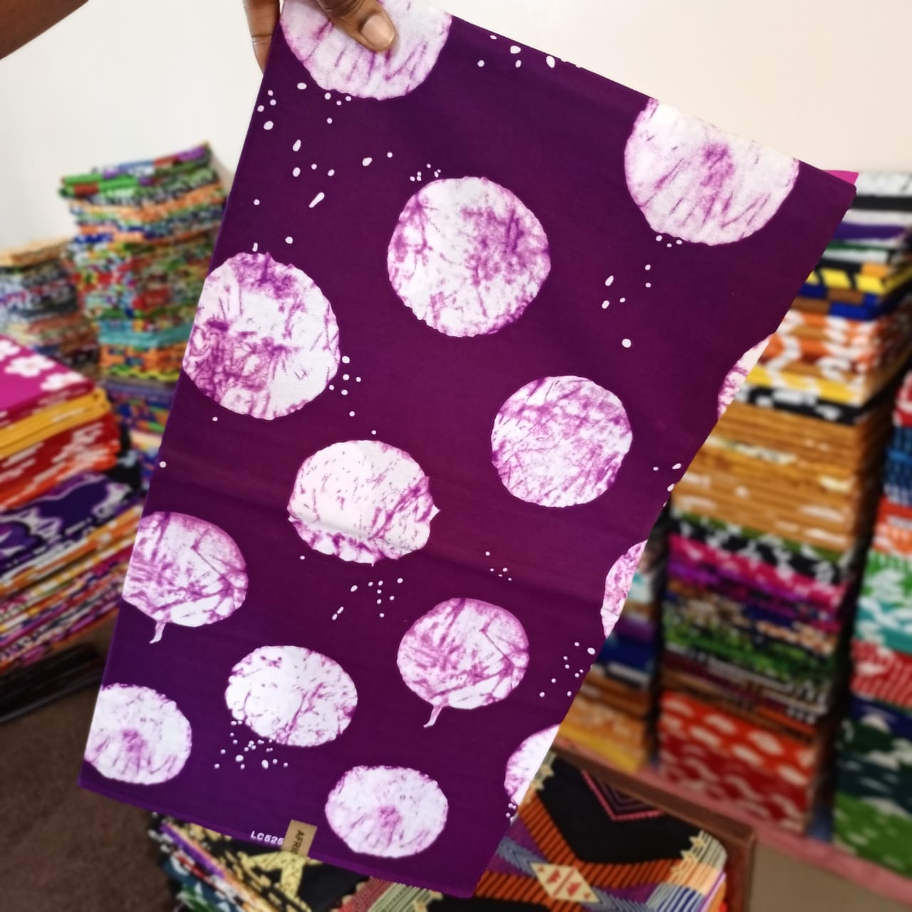 AFRICAN FASHION 100% COTON WAX NIGERIAN batik ronds pois de couleurs violet prune et blanc rosé  