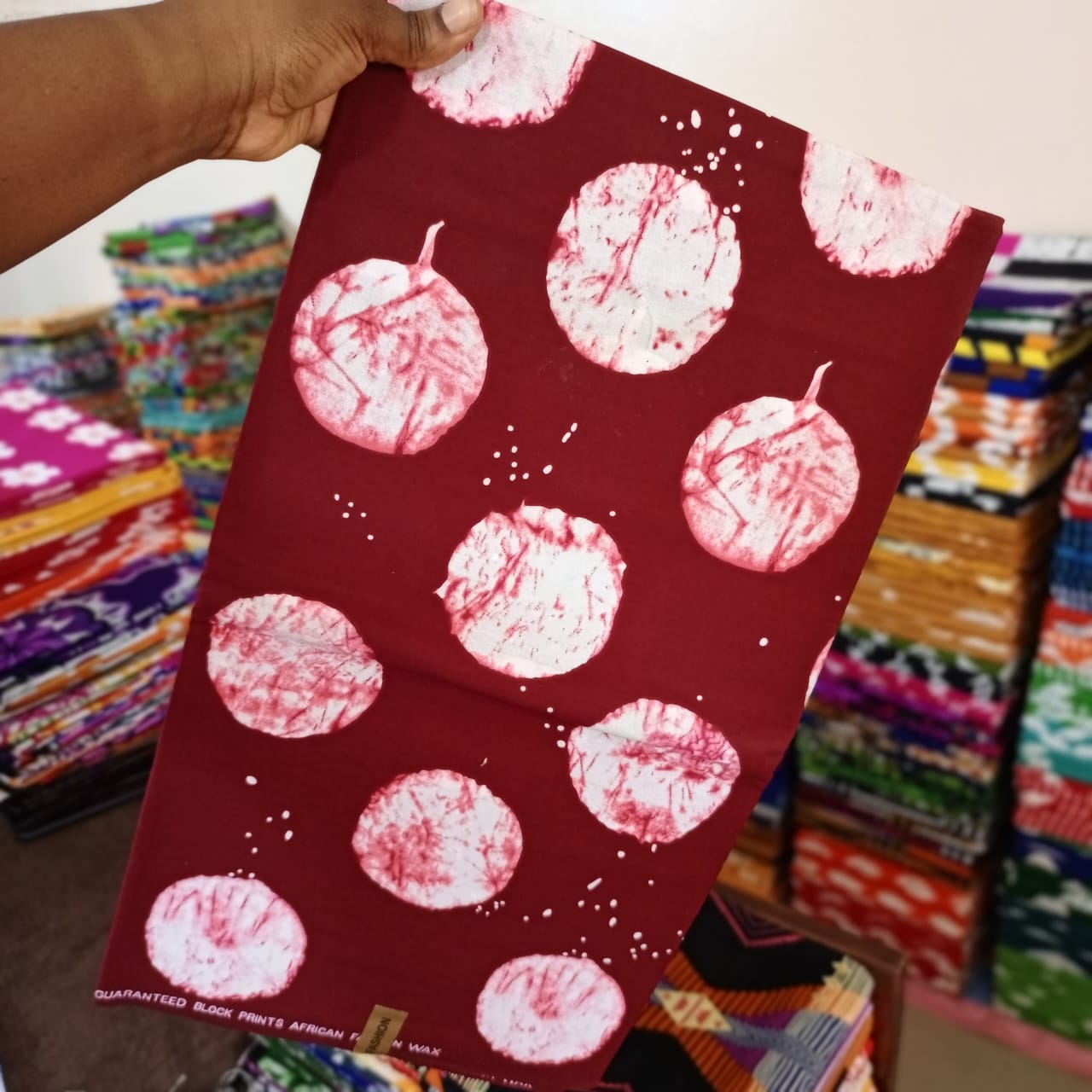 AFRICAN FASHION 100% COTON WAX NIGERIAN batik ronds pois de couleurs rouge bordeaux et blanc rosé 