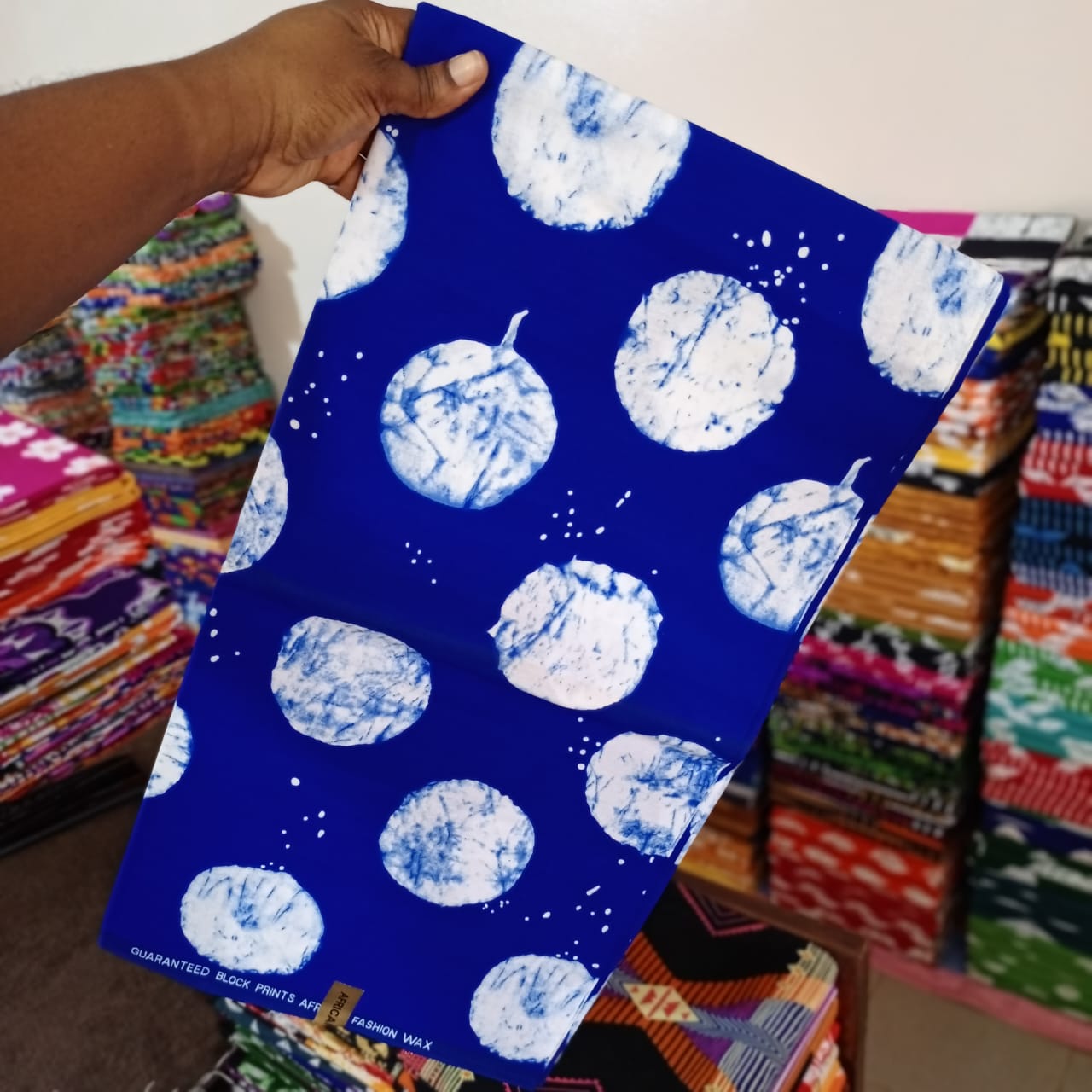 AFRICAN FASHION 100% COTON WAX NIGERIAN batik ronds pois de couleurs bleu roi et blanc 