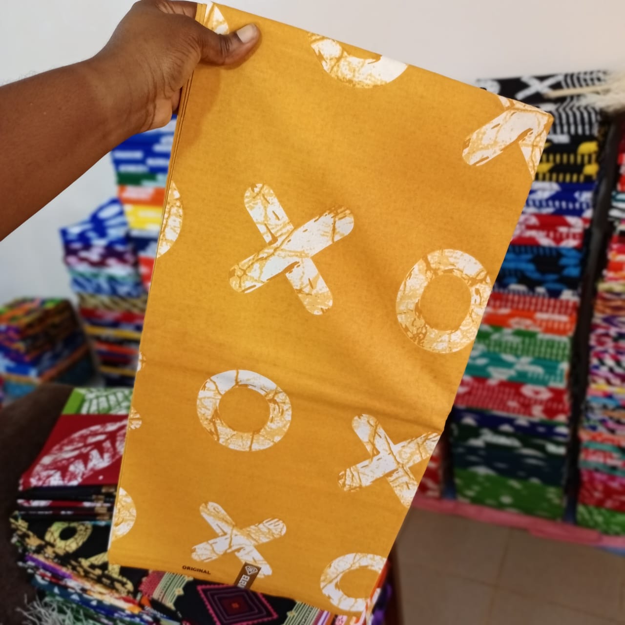ELEVATE 100% COTON WAX NIGERIAN batik XO de couleurs moutarde et blanc  