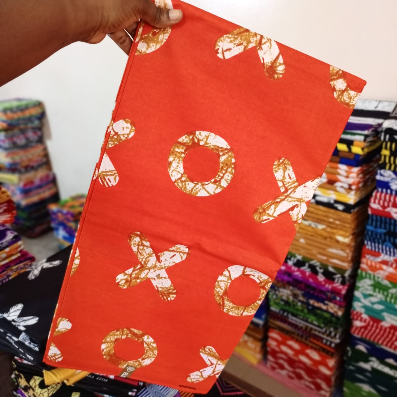 ELEVATE 100% COTON WAX NIGERIAN batik XO de couleurs orange et blanc cassé